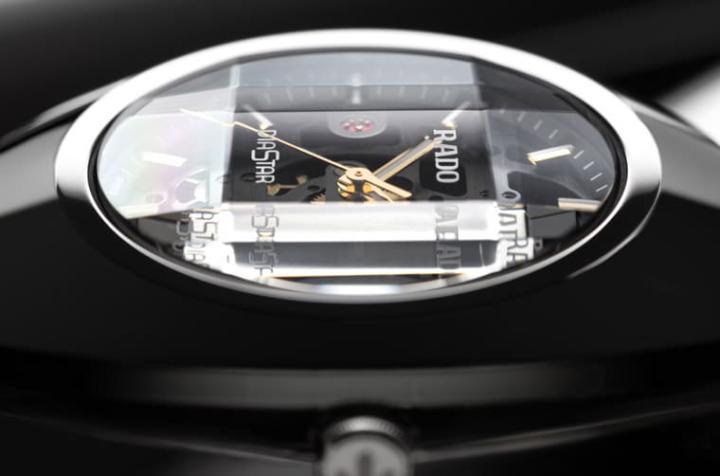 手表的蓝宝石水晶镜面带有独特切面，能让佩戴者聚焦在面盘上的镂空设计。