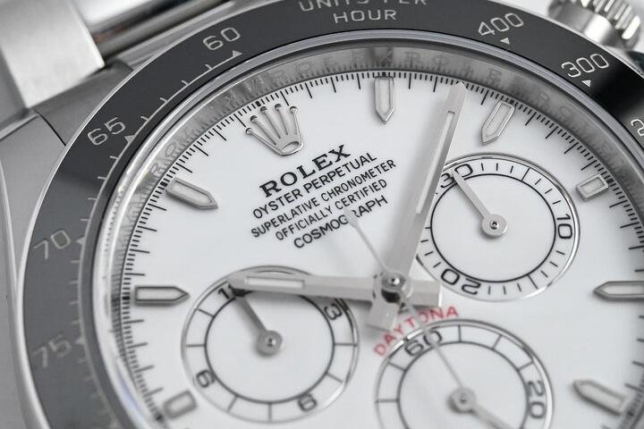 新款 Cosmograph Daytona 126502 测速外圈数字横向排列，致敬初代设计风格，悬浮式数字以现代字体雕刻成型。