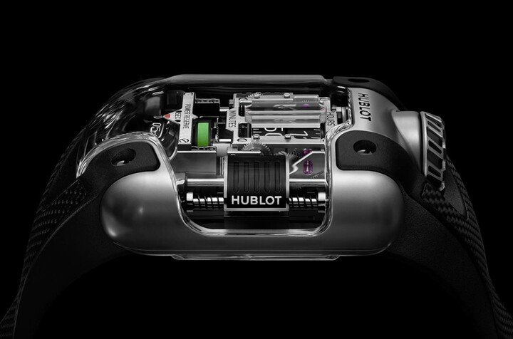 MP-10双垂直上炼陀飞轮以钛金属和蓝宝石水晶制作别具一格的造型，尤其蓝宝石的流畅弧度更是让人大开眼界。