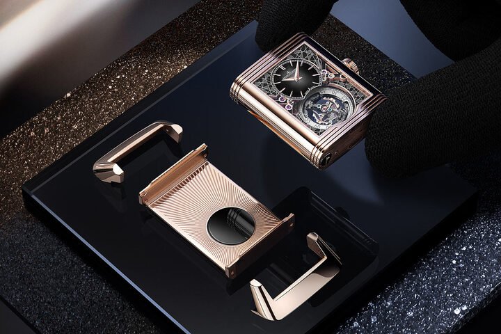 Reverso Hybris Artistica Calibre 179 的 18K 玫瑰金表壳具备标志性的滑动旋转机制，厚度仅 13.63 毫米，重约 30 克，确保佩戴舒适的同时，也能尽显典雅风范。