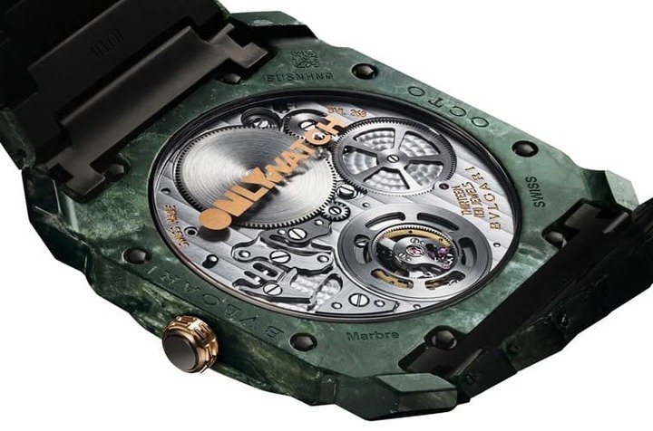 透明底盖印上金色的Only Watch字样，同时表主也可以一窥BVL268机芯的零件作工。