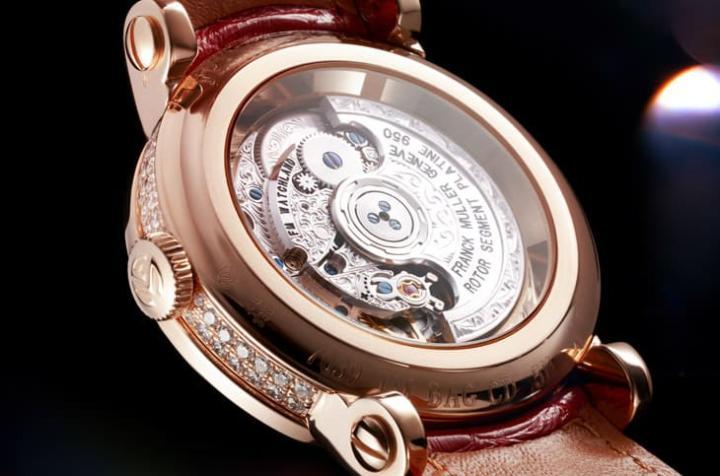 搭载 MVD2800-TMY 自动机芯，提供 42 小时动力，细腻装饰鱼鳞纹与桥板镌刻，展现高级制表工艺。