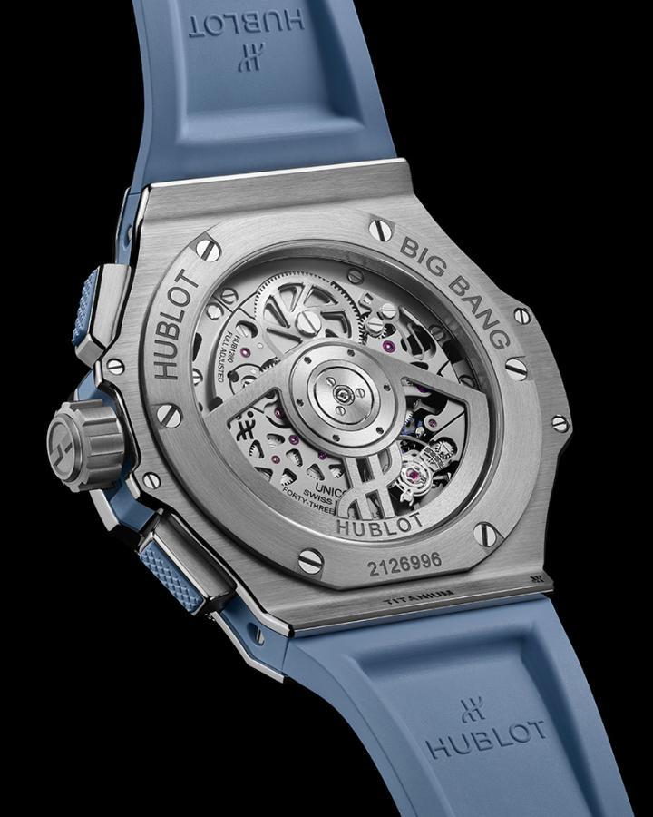 Big Bang Original Unico 潮苍蓝腕表融合 Big Bang Original 系列的经典美学设计与 Big Bang Unico 系列的特色，配备全新 43 毫米表壳，搭载品牌自制 Unico 飞返计时机芯，可提供三日动力储存。