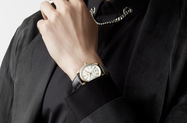 浪琴表发表巨擘系列首见的两地时间手表，在出国旅游或是日常生活佩戴都相当便利好用。