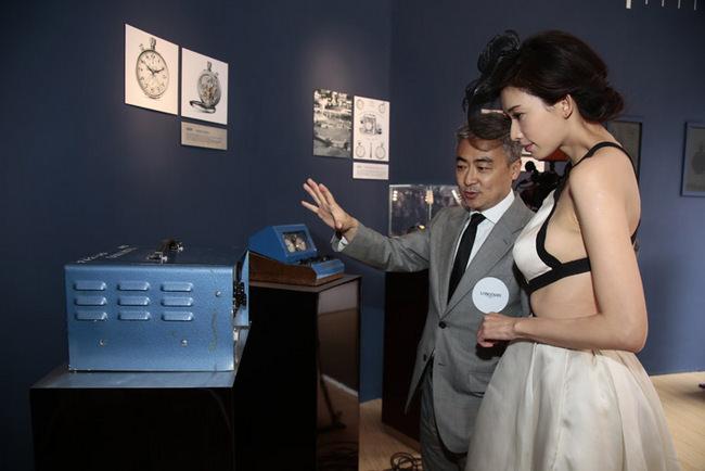 浪琴表中国区副总裁李力先生在浪琴表展区为浪琴表优雅形象大使林志玲介绍浪琴表马术计时器