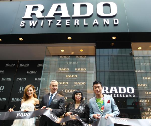 从右至左：歌影视红星江若琳小姐，瑞士雷达表全球总裁Mr. Matthias Breschan，瑞士雷达表香港及澳门区副总裁Ms. Shirley Mok及著名歌手许志安先生