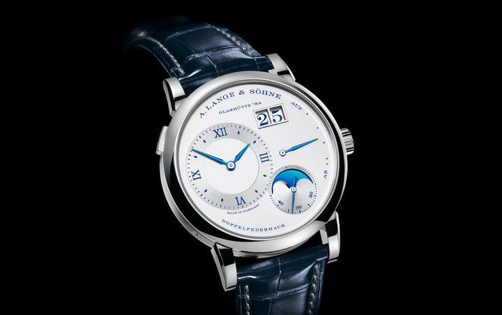 Lange 1 Moon Phase为朗格庆祝Lange 1系列25周年的第四款腕表，同样采用18K白金打造，面盘不对称的显示排列，显露出品牌制表的DNA