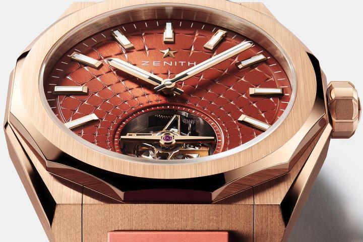 腕表表盘饰有迷人的镌刻四芒星图案，以 6 时位置的陀飞轮装置为中心向外呈放射状。此玫瑰金表款特别采用深邃的砖红色表盘，其色调致敬品牌位于瑞士力洛克历史悠久的标志性红白砖砌的制表厂。