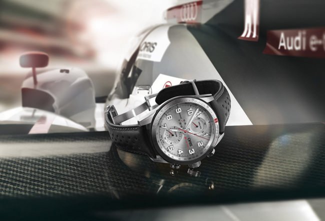 ORIS AUDI Sport 限量表附有别致仿麂皮表盒，全球限量2,000枚