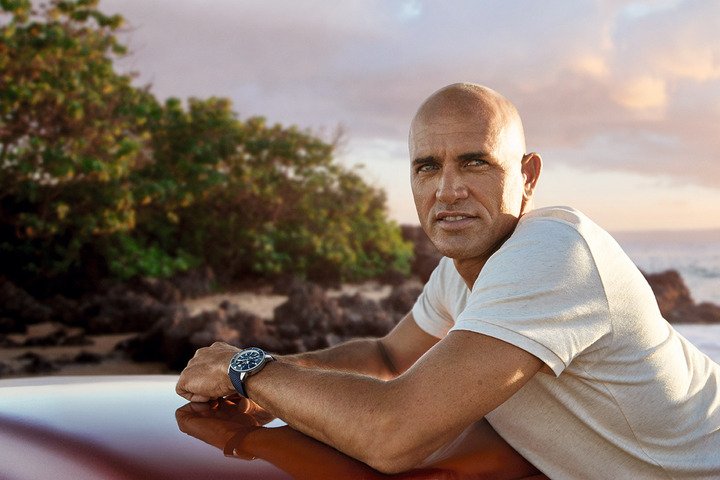 冲浪传奇人物凯利．史莱特(Kelly Slater)佩戴百年灵Superocean Heritage B31 Automatic 40 Kelly Slater特别版自动腕表。