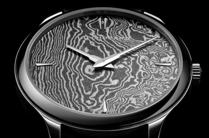 锤锻层叠大马士革钢材形成自然流动的云纹，光影交错如水波般变幻，展现禅意与匠心之美。