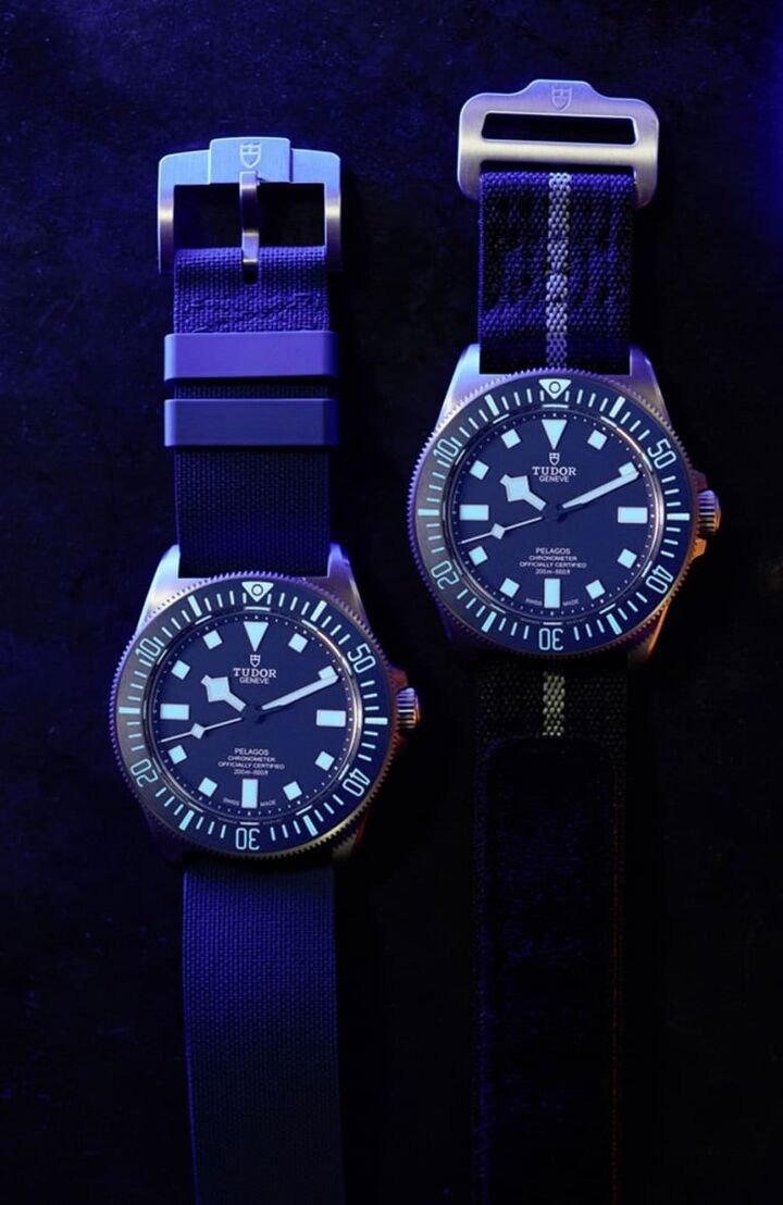 Pelagos FXD配置一条长长的海军蓝配灰色条纹织纹表带，其以钛金属D字扣环与魔鬼毡带扣固定；同时品牌还会另外附一条橡胶表带给表主