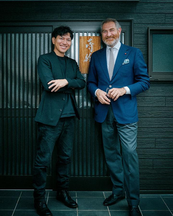 (左) 日本漆艺大师浅井康宏 (右) 宝格丽腕表产品设计执行总监 Fabrizio Buonamassa Stigliani。©Credit Maciej Kucia