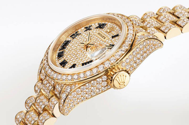 新款Lady-Datejust外观包含表壳、面盘与链带等处共镶上超过1000颗钻石，华丽耀眼程度令人叹为观止