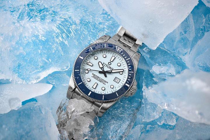 Seascoper 300 Ice Blue阿尔卑斯山冰青蓝腕表的陶瓷表圈外缘呈锯齿状便于掌握，可逆时针旋转，随时轻松设置调整潜水时间。