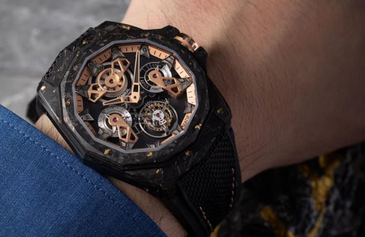大气的45mm表壳经过复合材质的演绎看起来别具奢华风格，得力于碳纤维材质的特性，手表的佩戴舒适度令人满意。