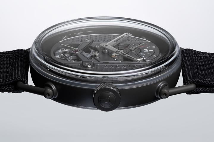 采用管状设计的活动式表耳，令腕表能完美贴合手腕。其取代传统表耳，采用可旋转功能，并设有调节系统控制其摆幅。