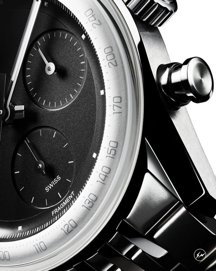 全新 fragment 联名限量版将 Glassbox 拱形结构以利落美学重新演绎，包括标志性弧形凸缘、对比鲜明的白色外凸缘测速计刻度圈，以及黑中带黑的表盘。