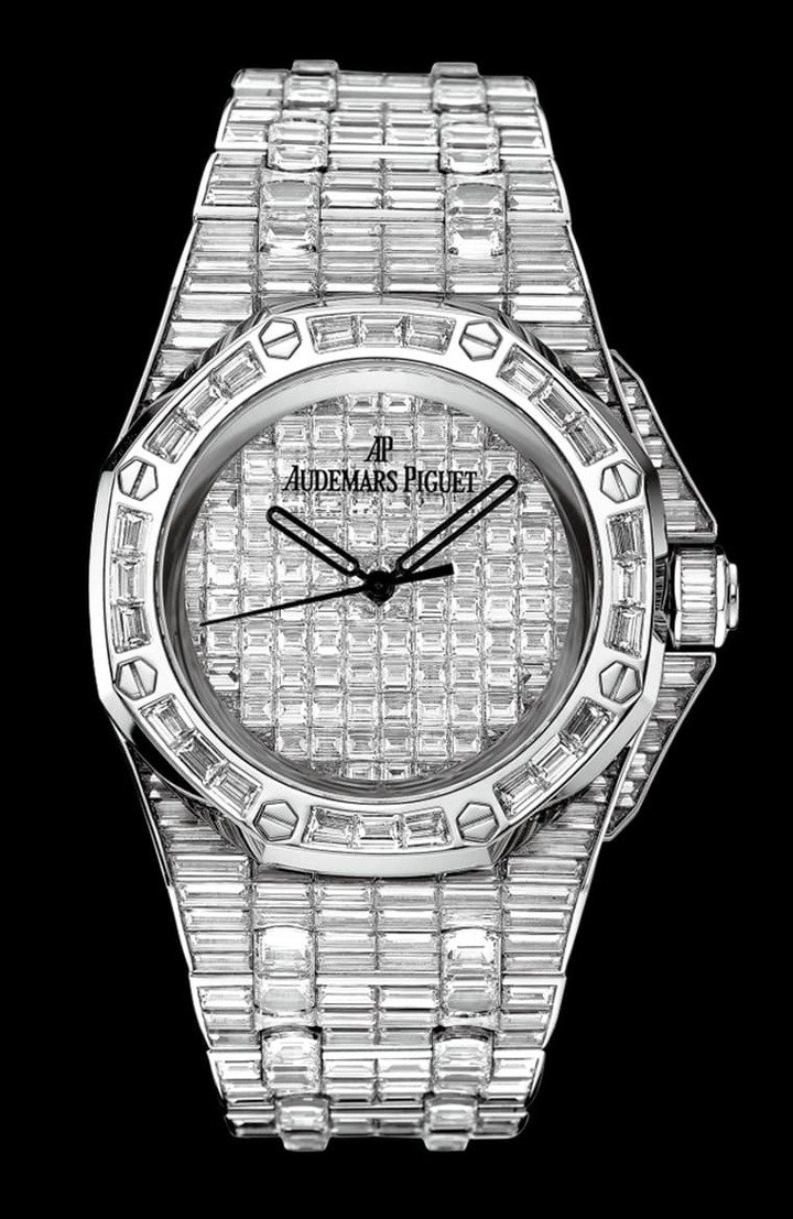 Royal Oak Offshore 15130BC华丽镶满超过500颗长方形切割钻石，要价将近人民币900万，是AP市售款中最贵的作品之一