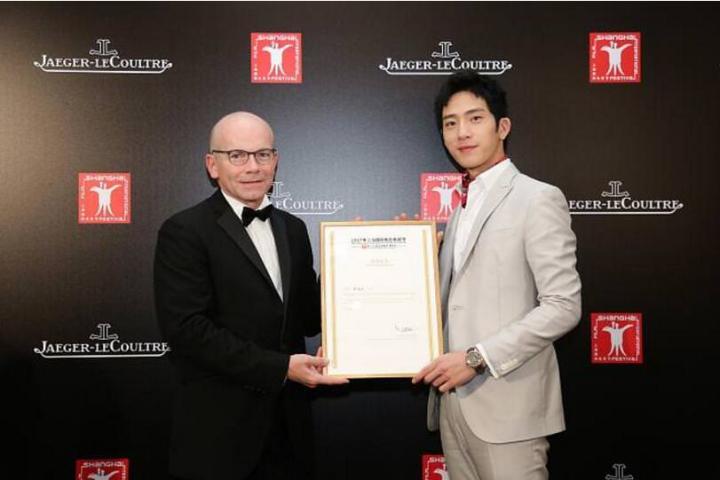 积家北亚区行政总裁马思德 (Guillain Maspétiol) 先生授予积家品牌挚友井柏然先生荣誉证书