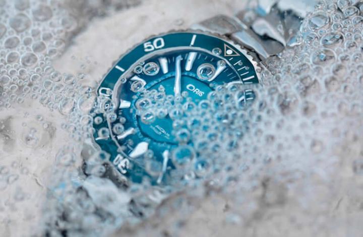 新款的蓝色面盘让人联想起珊瑚礁所在浅海海域的清澈蓝色，搭配上面盘的放射状效果，让蓝色宛如真实海洋中不断波动的海面场景