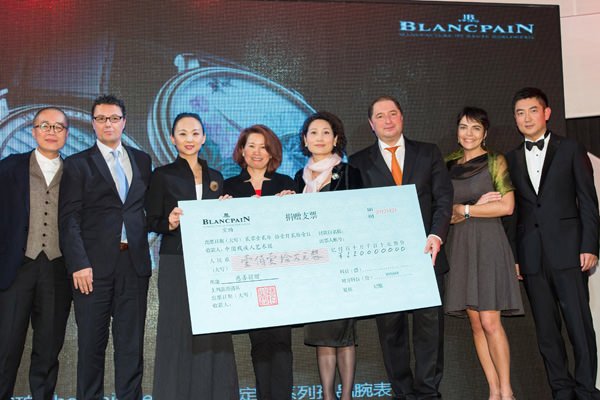 由右至左：宝珀中国区副总裁廖昱先生，宝珀全球公关经理Bénédicte Vandelle女士，宝珀全球副总裁兼市场总监Alain Delamuraz先生，中拍者，斯沃琪集团中国区总裁陈素贞女士，中国残疾人艺术团团长邰丽华女士，斯沃琪集团延伸管理委员会成员（中国，香港，澳门，台湾，澳州）及斯沃琪集团（香港）有限公司总裁Kevin Rollenhagen先生，著名中国文化学者梁文道先生一同为爱让生命美丽，宝珀“The Unique”发布晚宴合影留念