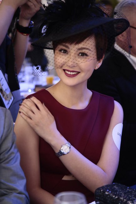 明星嘉宾戴娇倩小姐佩戴浪琴表康铂系列腕表，倾情演绎马术社交风尚