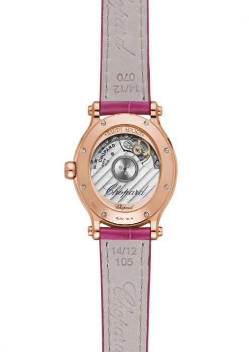 腕表以粉红表带呼应表圈及面盘上的粉红宝石。透过透明底盖可以一探机芯之美