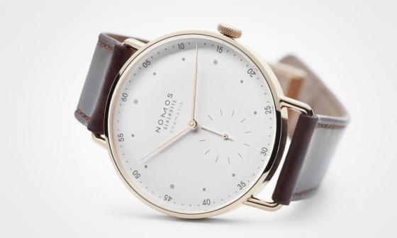 这款Metro腕表采用玫瑰金材质，适合出席重要场合佩戴，一抹暖色调赋予腕表截然不同的感觉