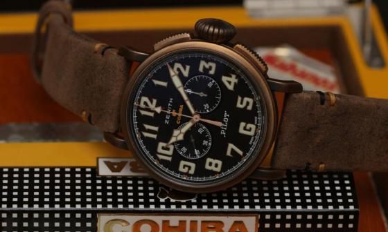 2018年，真力时为了向备受追捧的顶级雪茄致敬，特别推出了Pilot Type 20 Cohiba Maduro 5大三针腕表和计时码表，其中”Maduro 5”是COHIBA著名的雪茄产品