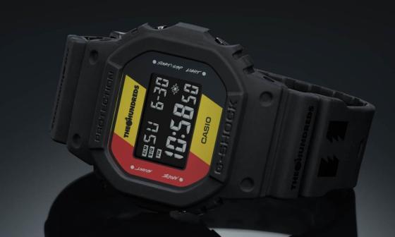 源自THE HUNDREDS品牌标志的红、黄、黑色旗帜设计于DW-5600HDR-1表面上