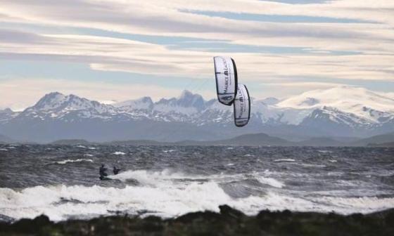 艾美表 (Maurice Lacroix) 支持首驾风筝滑板横渡麦哲伦海峡