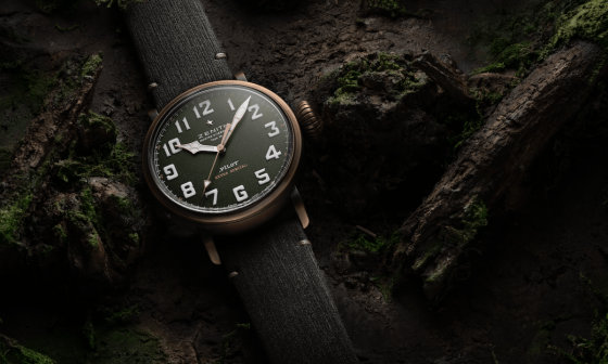 此次表壳采用青铜材质打造而成，经过岁月的沉淀能产生天然的铜绿色。表壳侧面刻有“HB-XXX”字样，“HB”代表瑞士民用航空注册码，后面为腕表编号