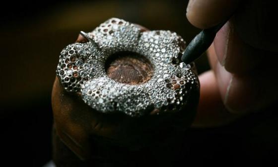 除了拥有百年历史的传统镶嵌工艺外，积家还研发出创新独特的精湛镶嵌技术