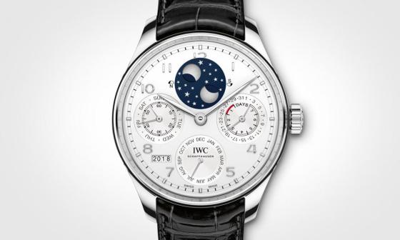 IWC的葡萄牙系列再添新成员，品牌分别推出首款铂金万年历以及钢壳搭配白面的7日链自动腕表