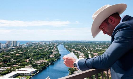 杰森•斯坦森在电影《帕克》（Parker）中佩戴一枚Richard Mille RM 011飞返计时腕表