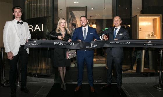 沛纳海近日与奢华腕表及珠宝零售商Kennedy，于澳洲墨尔本开设品牌于该国的首间专卖店，店面设计邀请西班牙建筑师Patricia Urquiola操刀，开幕当天包括沛纳海亚太区董事总经理Julio Sato（右一）与Kennedy Luxury Group总裁及总经理Mr. James Kennedy（右二）皆出席剪彩仪式
