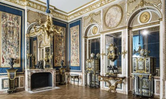 卢浮宫博物馆内修缮后盛装重开的路易十四至路易十六展厅