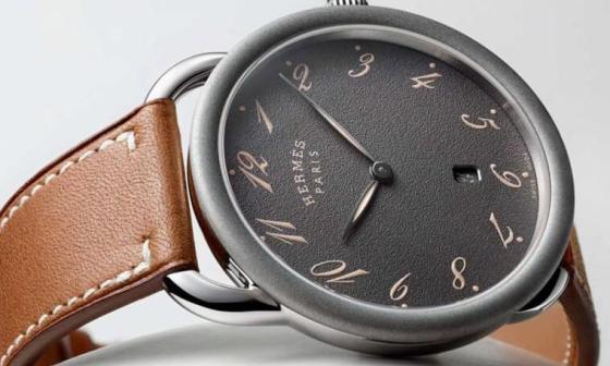 爱马仕推出新款Arceau 78，这次表款在表壳以及面盘上都采用喷砂处理，搭配仿旧感的夜光数字时标，让整只表看起来焕然一新