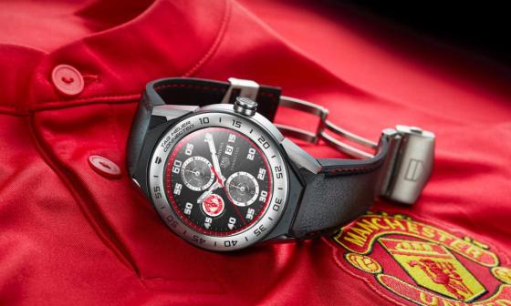 泰格豪雅为官方合作伙伴曼联推出了特别版的Connected Modular 45智能腕表，除了以象征曼联的红色点缀腕表表带等细节，品牌也打造了曼联面盘背景可供选择