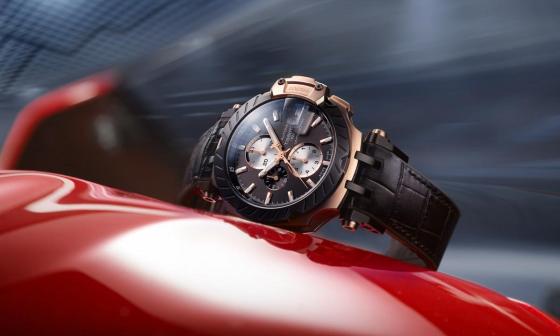 今年天梭也如往年的发表了一款全新的MotoGPTM自动款限量腕表，腕表外观的设计上大致与2018年的款式相同，但面盘与搭配的表带实为全新的设计