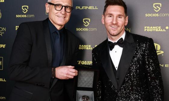 超级球星梅西Lionel Messi第七度荣获金球奖 收到一支“黄金足球陀飞轮”大表