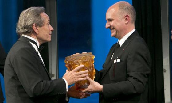 Carlos-A. Rosillo向 Jacky Ickx 颁发 Palme d'Or 大奖