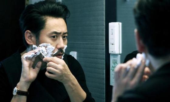 在《离婚律师》中「男神」吴秀波腕间都有一枚BLANCPAIN宝珀的陀飞轮腕表