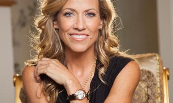 美国女歌手Sheryl Crow在Live from Artists Den节目录制中佩戴蕾蒙威(RAYMOND WEIL)佳茗系列玫瑰金腕表