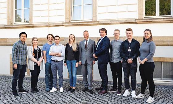 瓦尔特．朗格杰出制表奖的参赛者与朗格总裁Wilhelm Schmid（右五）和Anthony de Haas（右四）在历史悠久的朗格建筑前留影