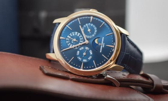 腕表玫瑰金表壳与蓝色太阳纹缎面面盘相得益彰，搭配折叠式表扣，使得这款腕表轻而易举地体现了佩戴者的个性