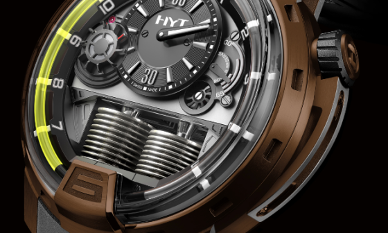 钛金属表壳经青铜喷涂及缎面润饰