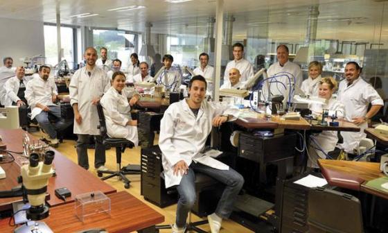 卡地亚拉夏德芳（La Chaux-de-Fonds）腕表工作坊内的制表大师们