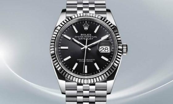 Datejust 36 2019年再推新作，这次改换成白金半金材质，搭配黑色太阳纹面盘，整体风格更趋中性，让偏好小表径的男士多了一个选择